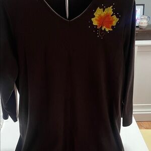 YOU MAKE AN OFFER$ Closet Clearance Gently Loved 💜Top w/Leaf Design 3/4 sleeves.